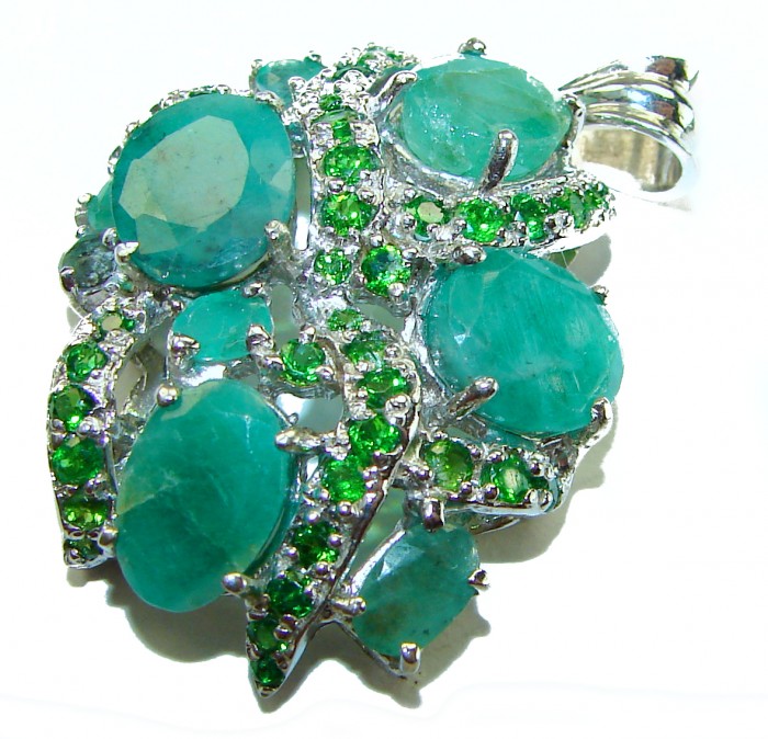 Luxurious 22.6 carat Colombian Emerald .925 Sterling Silver handmade Pendant - Close-up of luxurious 22.6 carat emerald pendant in sterling silver.