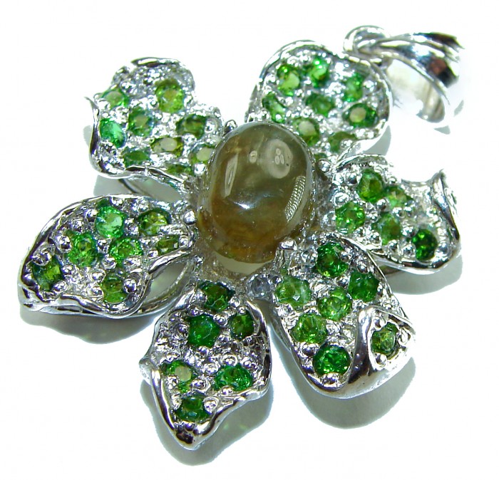 Rio de Janeiro - 12.5 carat green Brazailian Tourmaline 14K Gold over .925 Sterling Silver handcrafted Pendant - Flower-shaped pendant with green tourmaline, front view.