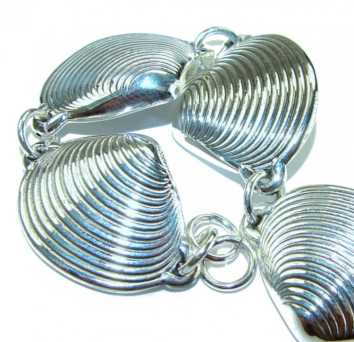 Ocean Shells - Italy made Bracelet in best quality .925 Sterling Silver - Close-up of silver shell bracelet links, showcasing detailed ribbing.