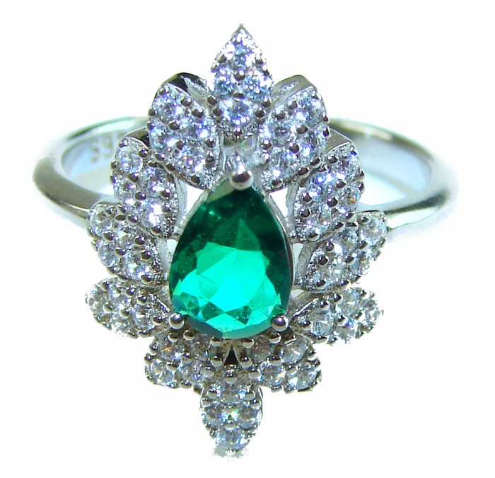 Vintage style - Timless Beauty 6.5 carat Emerald .925 Sterling Silver handcrafted Statement ring size 6 3/4 - Emerald ring close-up, vintage style, 6.5 carat, .925 silver band.
