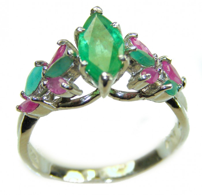 Timless Beauty 18.5 carat Helenite .925 Sterling Silver handmade Ring s. 7 - Emerald-cut Helenite ring close-up with garnet accents in sterling silver
