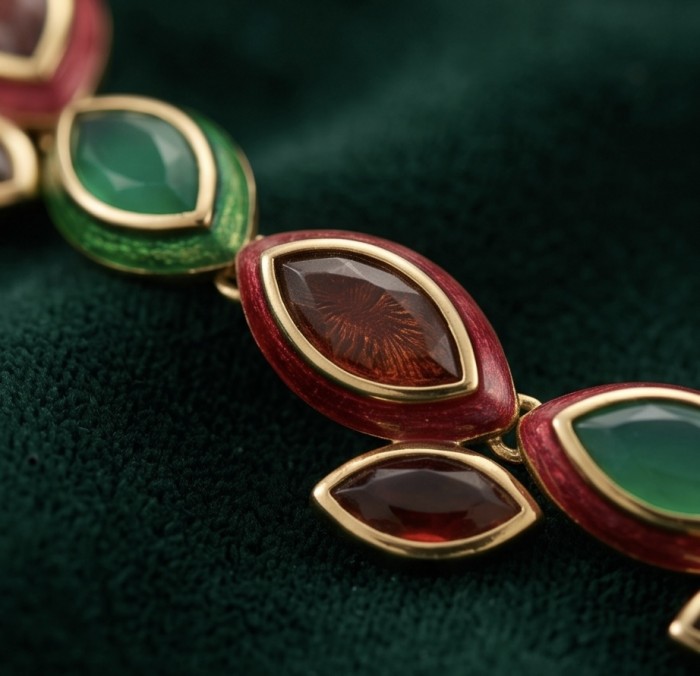 Outstanding - Red Rose - Authentic 28.2 carat Colombian Emerald Kashmir 24.8 carat Ruby Enamel 22K Gold over .925 Sterling Silver handcrafted necklace - Stone close-up with red and green gems in gold setting