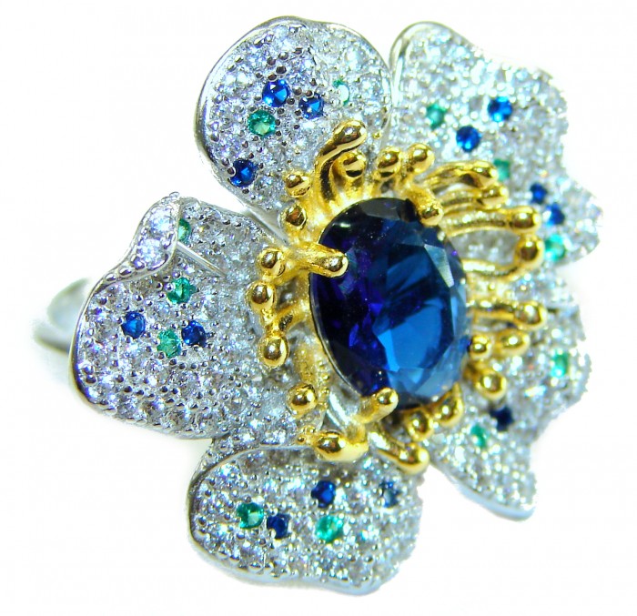 FLOWER - 4.8 carat Authentic SAPPHIRE 2 TONES .925 Sterling Silver Handcrafted Ring size 6 1/4 - Close-up of flower-shaped sapphire and sterling silver ring.