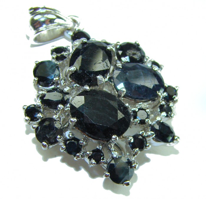 Incredible pear cut 22.4 carat Sapphire .925 Sterling Silver handcrafted pendant - Close-up of 22.4 carat sapphire pendant in .925 sterling silver