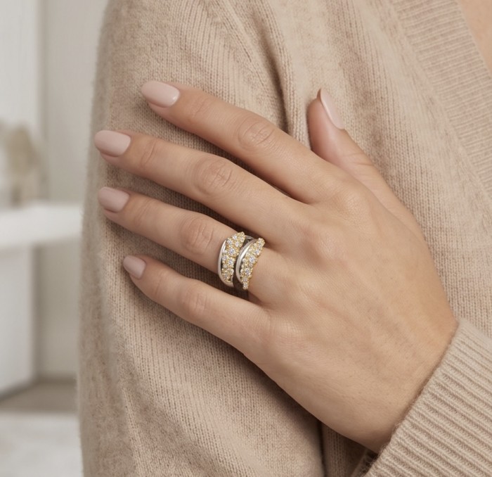 Natural 4.5 carat White Topaz 2 tones .925 Sterling Silver handcrafted ring; s. 7 - Ring on hand, showcasing natural 4.5 carat white topaz, two-tone design.