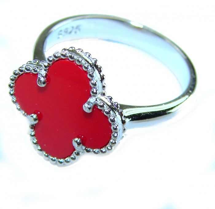 A four-leaf clover Coral .925 Sterling Silver handcrafted ring s. 8 - Close-up of four-leaf clover coral ring in .925 sterling silver.