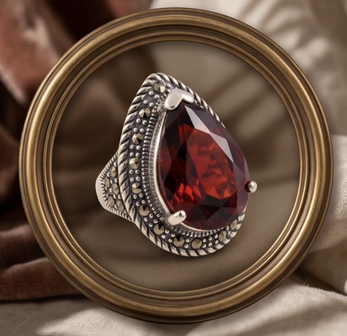 Red Power Authentic 25.4 carat Garnet .925 Sterling Silver brilliantly handcrafted large Statement Ring size 7 1/4 - Close-up of Red Power 25.4ct Garnet in .925 Sterling Silver ring