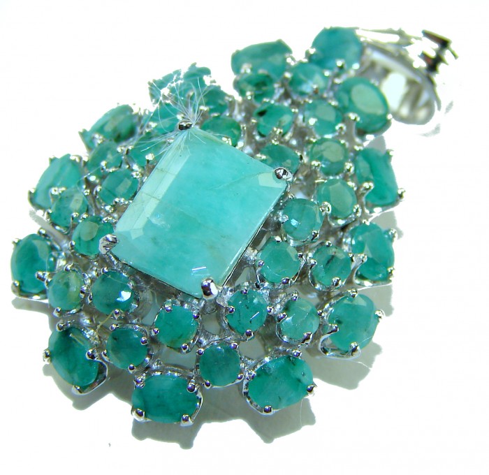 Luxurious 18.5 carat Emerald .925 Sterling Silver handcrafted pendant - Close-up of 18.5 carat emerald pendant in .925 sterling silver setting