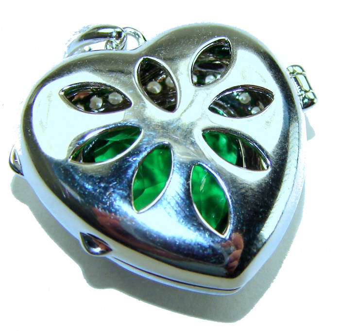 Secret compartment Authentic 18.5 carat Green Helenite .925 Sterling Silver Pendant - Heart pendant with openwork design and green stone close-up.