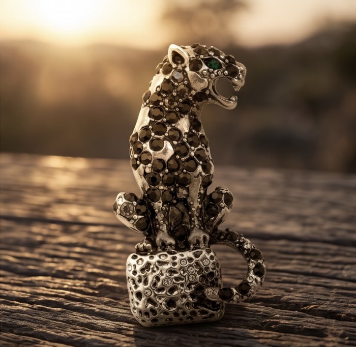 Gephard Natural 7.8 carat SAPPHIRE rhodium over .925 Sterling Silver handmade Brooch - Side view of leopard-shaped sapphire and silver jewelry in sunlight.