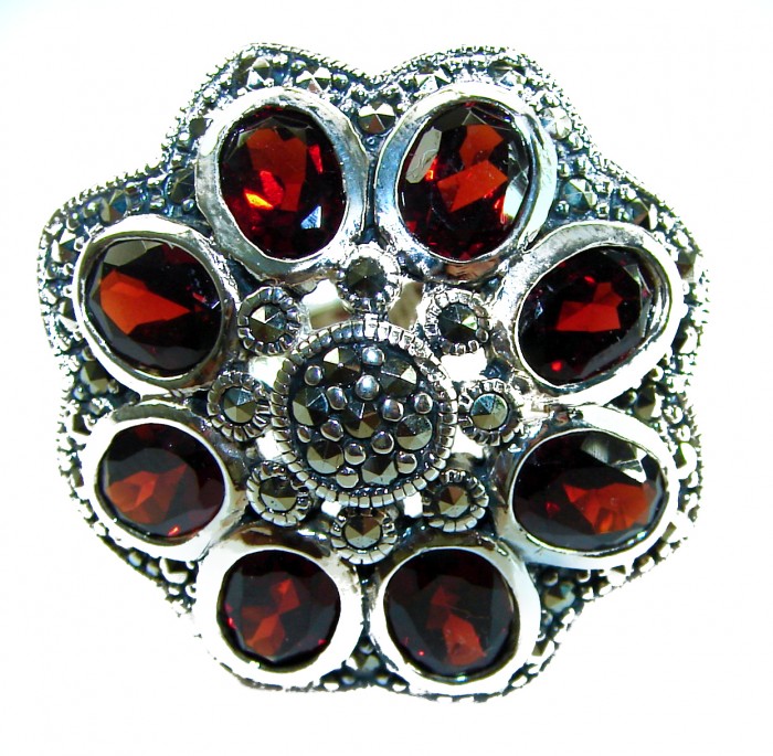 Royalty 22.5 carat oval cut Red Garnet .925 Sterling Silver handcrafted ring; s. 8 - Close-up of Royalty 22.5 carat Red Garnet ring in .925 Sterling Silver