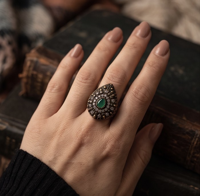 Victorian Style Emerald & White Topaz ring; s. 6 - photo 1