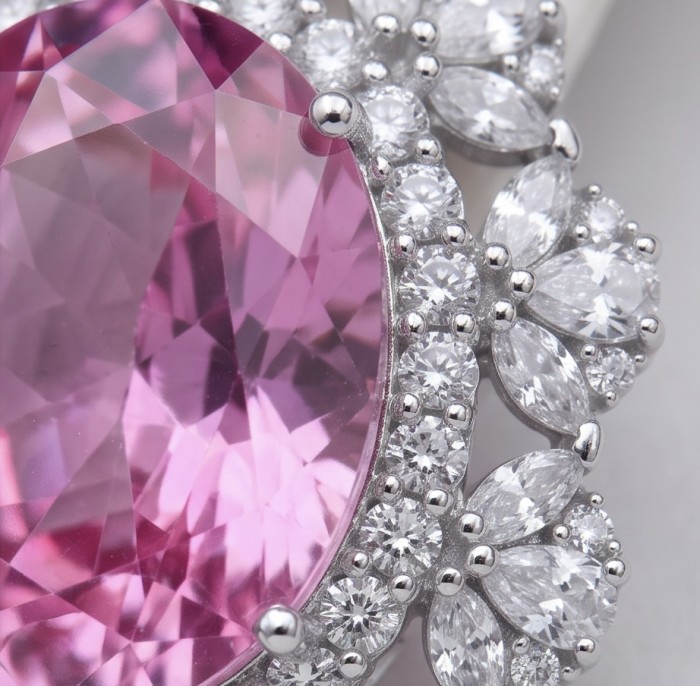 Tiffany Incredible oval cut 20.4 carat Pink Sapphire .925 Sterling Silver handcrafted pendant - Close-up of oval pink sapphire with diamond accents