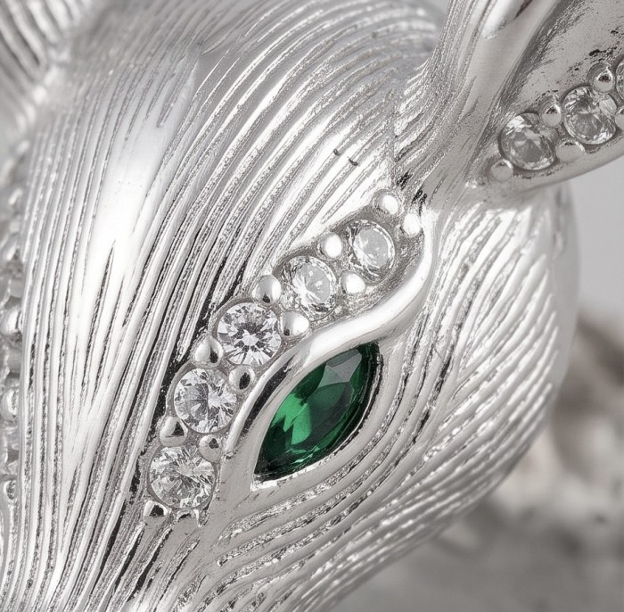 Deer'S Head 0.7 carat Emerald .925 Sterling Silver handmade Statement earrings - Close-up of emerald eye on sterling silver deer head jewelry