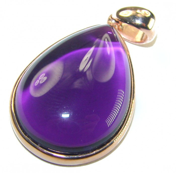 Beautiful Simplicity 22.5 carat Amethyst 14K Gold over .925 Sterling Silver handcrafted Pendant - Amethyst pendant in gold setting, close-up view