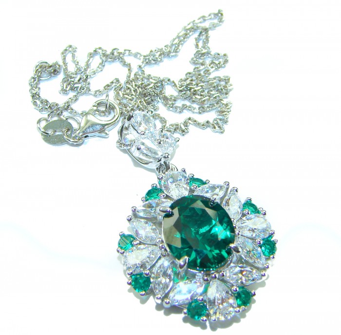 Vintage design - genuine oval cut 20.7 carat Chrome Diopside .925 Sterling Silver handcrafted Necklace - Vintage necklace, stone close-up; oval cut 20.7 carat Chrome Diopside
