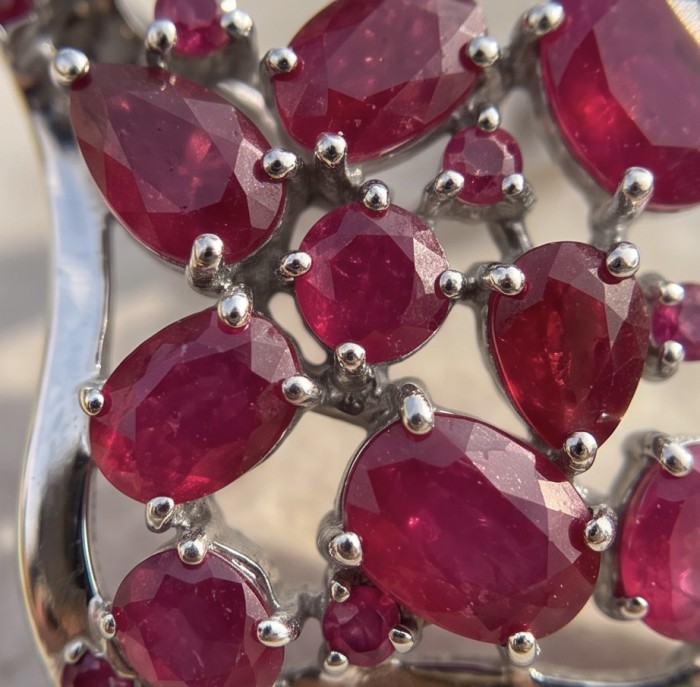 Giovanna -15.2 carat Kashmir Ruby .925 Sterling Silver dipped in rhodium handcrafted incredible Statement earrings - Close-up of rubies set in sterling silver вільєрси.