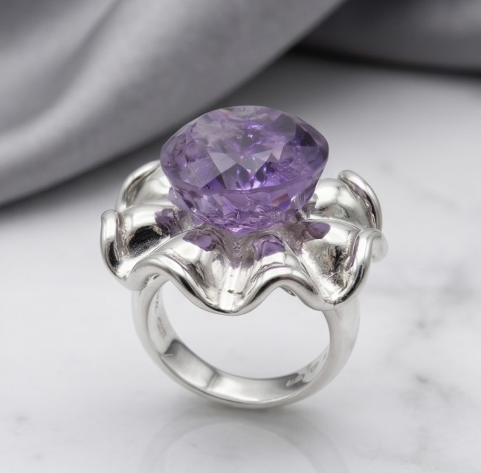 Flower 12.5 carat Amethyst .925 Sterling Silver Handcrafted Ring size 6 - Amethyst ring in flower setting, close-up, sterling silver, 12.5 carat.