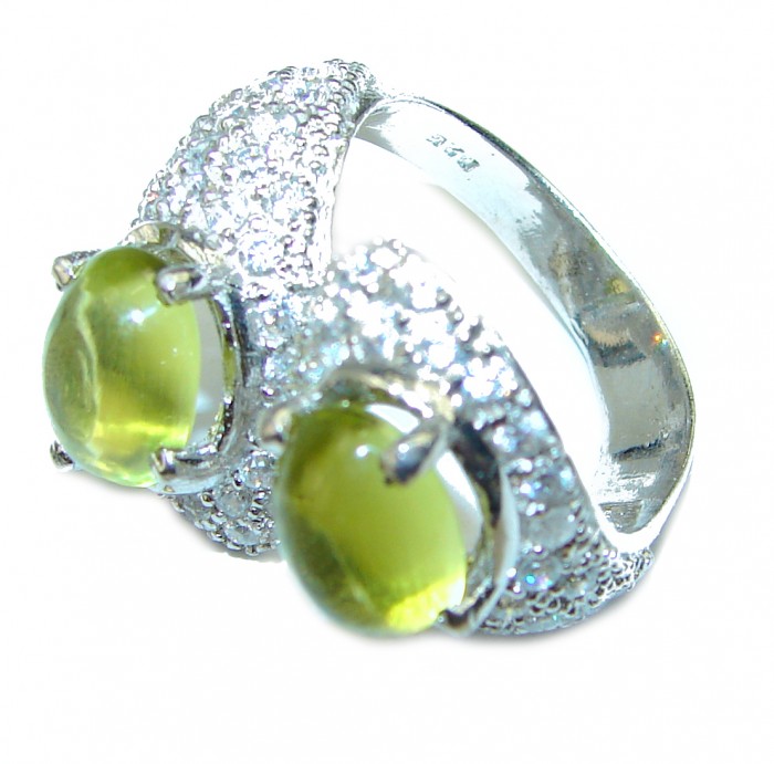 Spring authentic 8.9 carat Peridot .925 Sterling Silver Statement ring s. 6 - Silver ring with peridot stones, side view close-up.