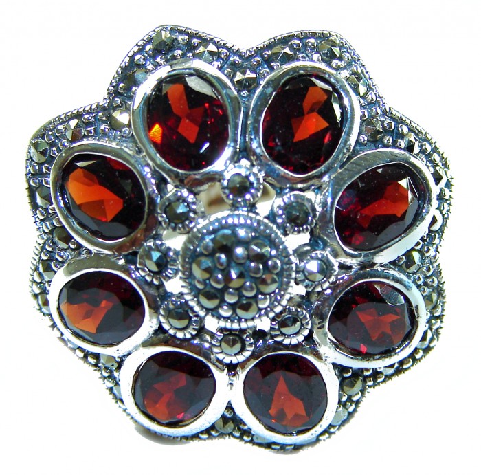 Royalty 22.5 carat oval cut Red Garnet .925 Sterling Silver handcrafted ring; s. 8 - Close-up of Royalty 22.5 carat red garnet and sterling silver ring