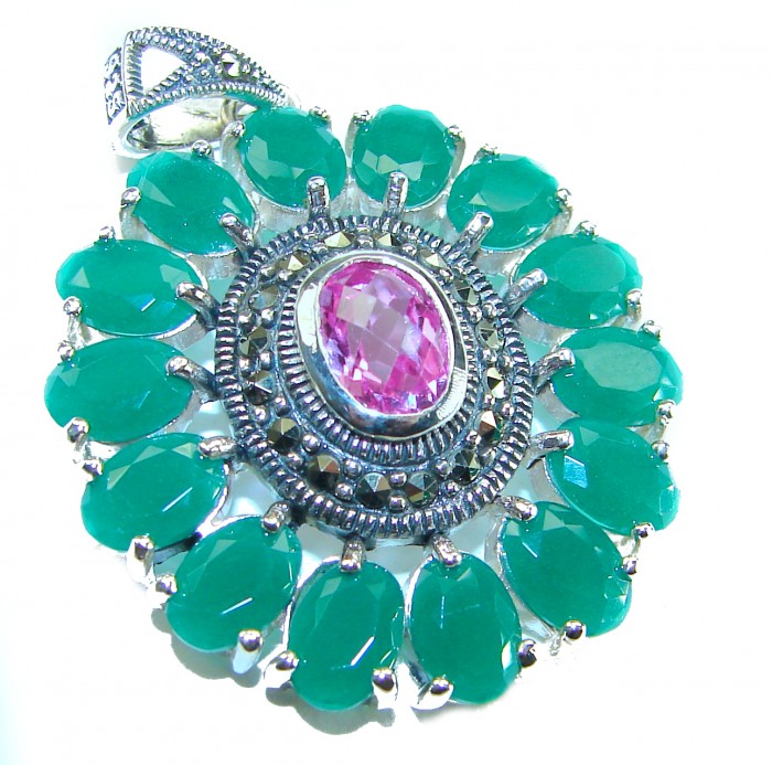 Timeless Beauty - Oval cut 15.4 carat Pink Sapphire Emerald .925 Sterling Silver handcrafted pendant - Close-up of pink sapphire and emerald pendant, top view.