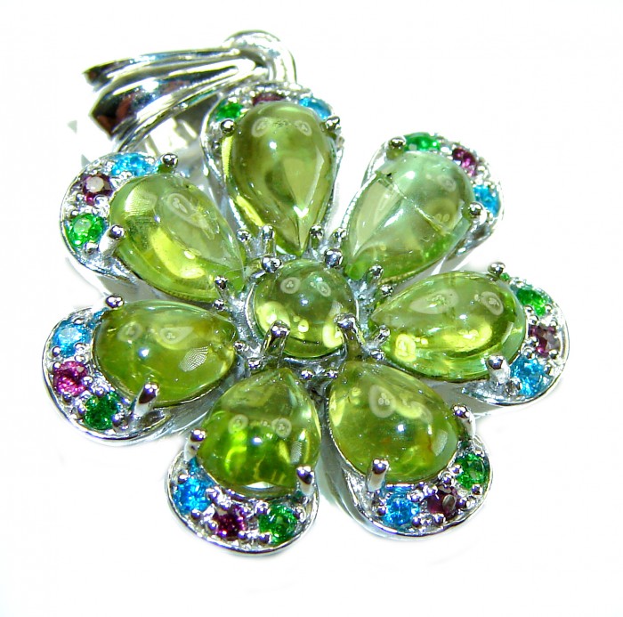 Wise Bliss Authentic 12.6 carat Peridot .925 Sterling Silver handmade Pendant - Close-up of flower-shaped peridot and sterling silver pendant