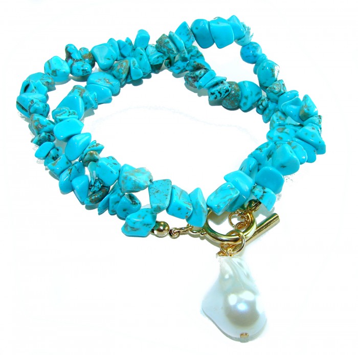 Luxurious natural Turquoise 14K Gold over .925 Sterling Silver handmade necklace - Turquoise necklace with gold clasp and pearl pendant, top view.