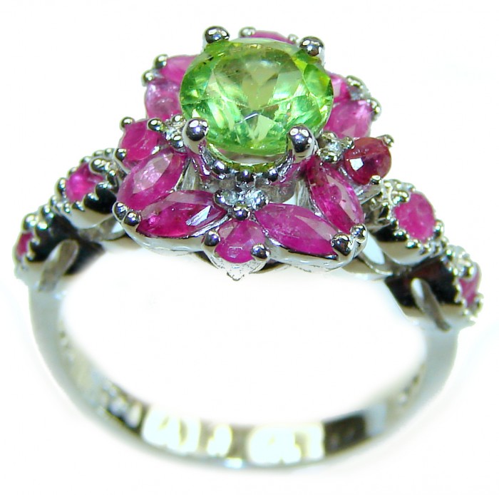 Alessia authentic 4.9 carat round cut Peridot .925 Sterling Silver handmade Ring s. 5 - Elegant ring with green Peridot and pink stones, angled close-up view
