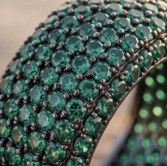 Exotic Beauty 17.9 carat authentic pave Emerald .925 Sterling Silver Handcrafted Ring size 6 - Stone close-up of 17.9 carat emerald pave detailing on jewelry.