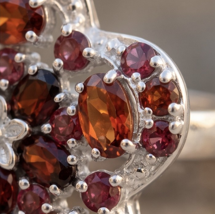 María Rosa - Real Art - Natural 10.9 carat Garnet .925 Sterling Silver handcrafted Statement brilliantly Statement Ring size 9 - Close-up of garnet stones in sterling silver setting.