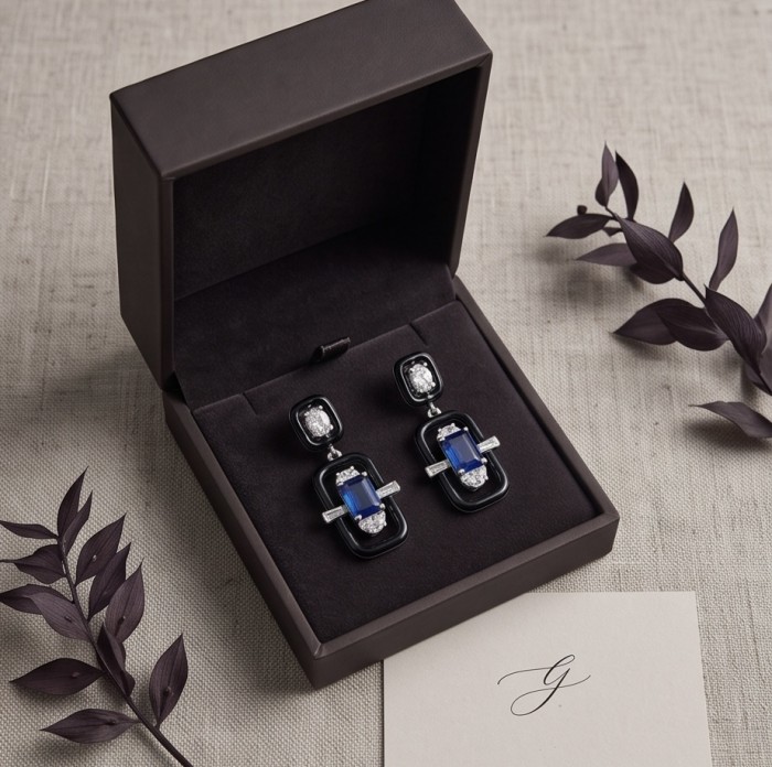 Art Deco 4.5 carat Sapphire black enamel .925 Sterling Silver handcrafted earrings - Sapphire earrings in box, top view, with decorative leaves around.