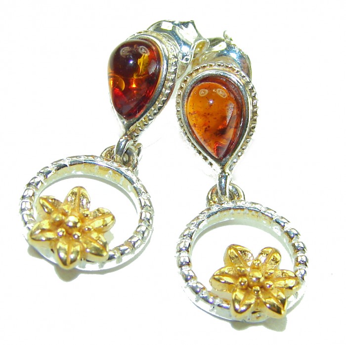 Baltic Amber 2 tones .925 Sterling Silver entirely handcrafted earrings - Close-up of Baltic Amber earrings, two-tone silver, and gold flower design.