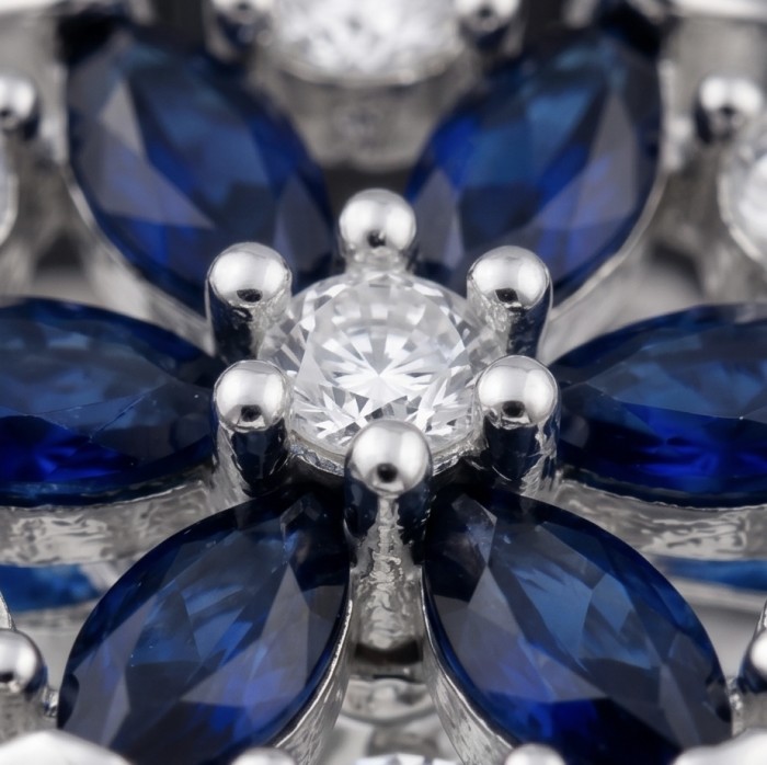 Real 3.2 carat Sapphire Italy Made Silver Sterling Silver spinning ring s. 8 1/4 - Close-up of sapphire and diamond set in sterling silver.