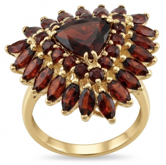 Giovanna trillion cut 22.5 carat Garnet 22K Gold over .925 Sterling Silver handcrafted ring size 7 - Close-up of Giovanna trillion cut garnet ring in 22K gold.