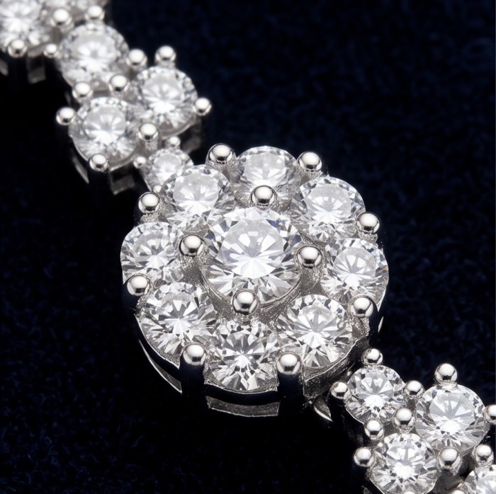Art Deco - Luxurious natural 10.5 carat White Topaz .925 Sterling Silver Perfectly handcrafted bracelet - Stone close-up of Art Deco 10.5 carat White Topaz jewelry.