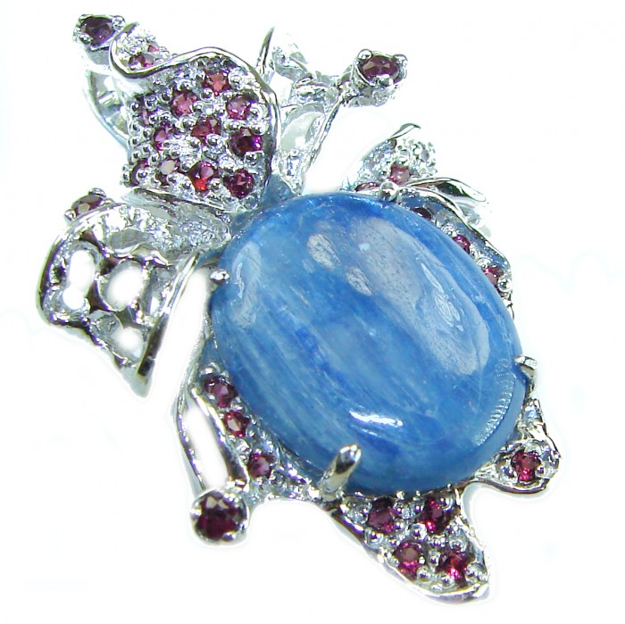 Authentic 31.2 carat African Kyanite Ruby .925 Sterling Silver handmade pendant - Kyanite and ruby pendant in sterling silver, stone close-up.