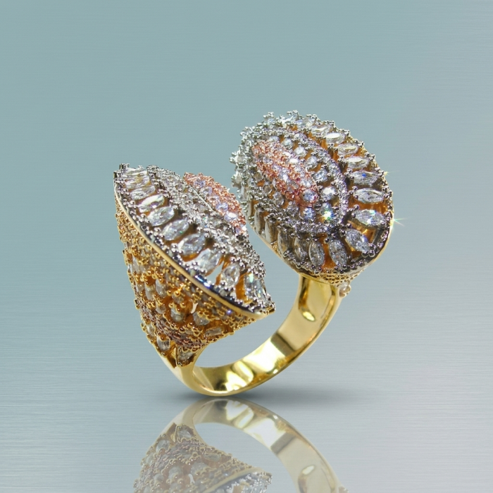 Art Deco 26.2 carat White Topaz 14K Gold over .925 Silver handcrafted Cocktail Ring s. 8 - Side view of Art Deco 26.2 carat white topaz ring in 14K gold.