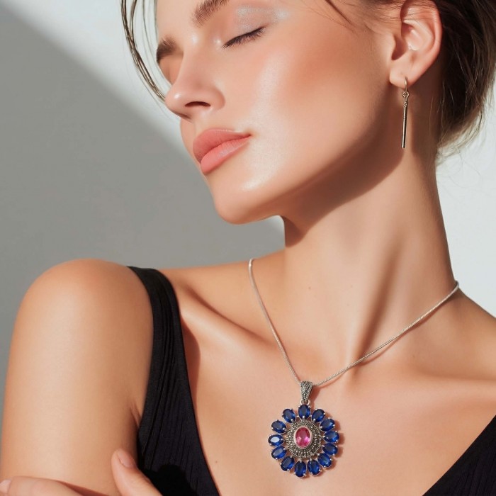 Marvelous Natural 20.8 carat Pink Topaz London Blue Topaz .925 Sterling Silver Handcrafted pendant - Pendant necklace worn, featuring pink and blue topaz stones.