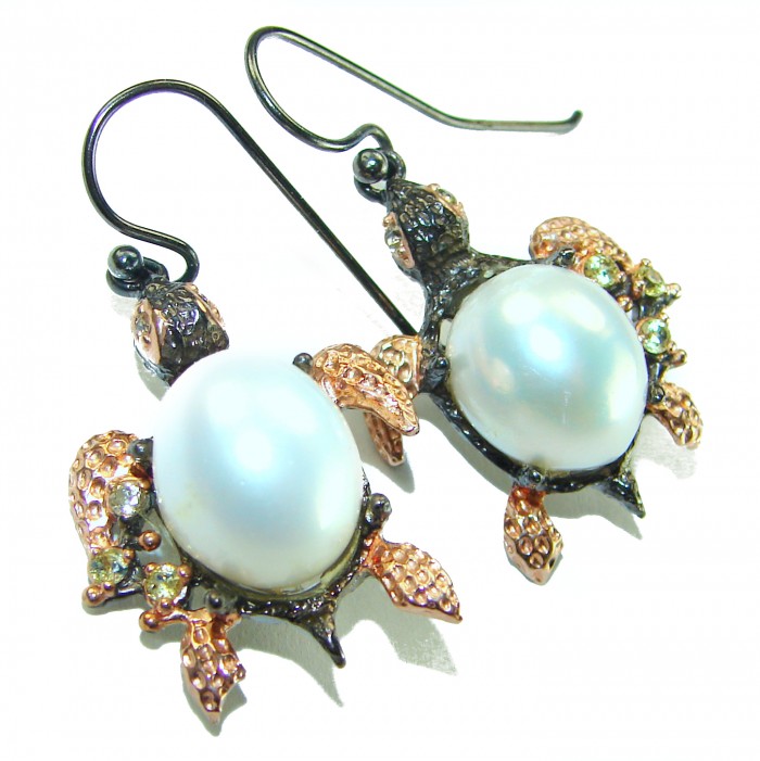Sea Turtle Natural round cut 1.2 carat White Mother of Pearl 2 tones .925 Sterling Silver handcrafted earrings - Sea turtle earrings with pearl, top view close-up.