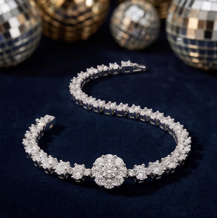 Art Deco - Luxurious natural 10.5 carat White Topaz .925 Sterling Silver Perfectly handcrafted bracelet - Elegant white topaz bracelet on dark background, top view