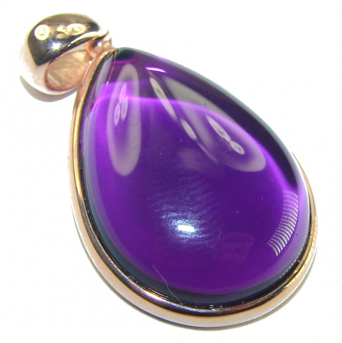 Beautiful Simplicity 22.5 carat Amethyst 14K Gold over .925 Sterling Silver handcrafted Pendant - Amethyst pendant in gold setting, close-up detail view.