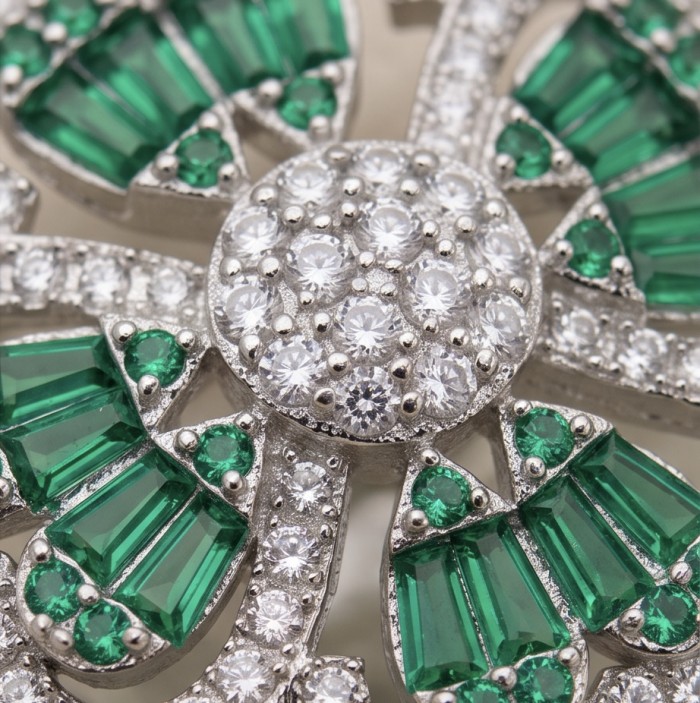 Art deco - Lucky Clover Natural 4.8 carat Colombian Emerald .925 Sterling Silver Handcrafted Cocktail Ring s. 7 - Stone close-up of art deco Lucky Clover with Colombian emeralds.