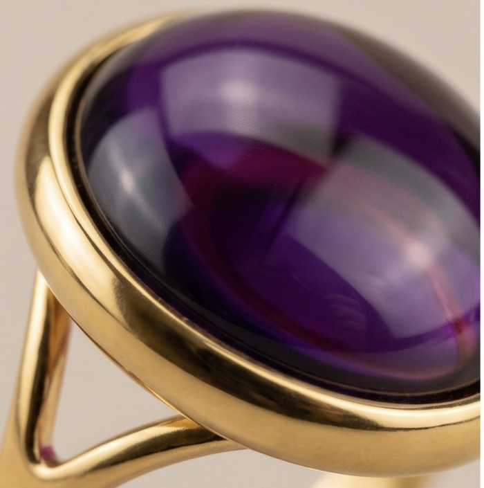 Top quality 22.5 carat Amethyst .925 Sterling Silver dipped in 18K Gold Handcrafted Large Ring size 8 1/4 - Close-up of 22.5 carat Amethyst set in gold-toned ring.