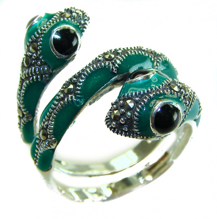 A two-headed snake inlay Malachite enamel 1.8 carat .925 Sterling Silver handcrafted Ring s. 7 - Two-headed snake ring, malachite enamel, side view.