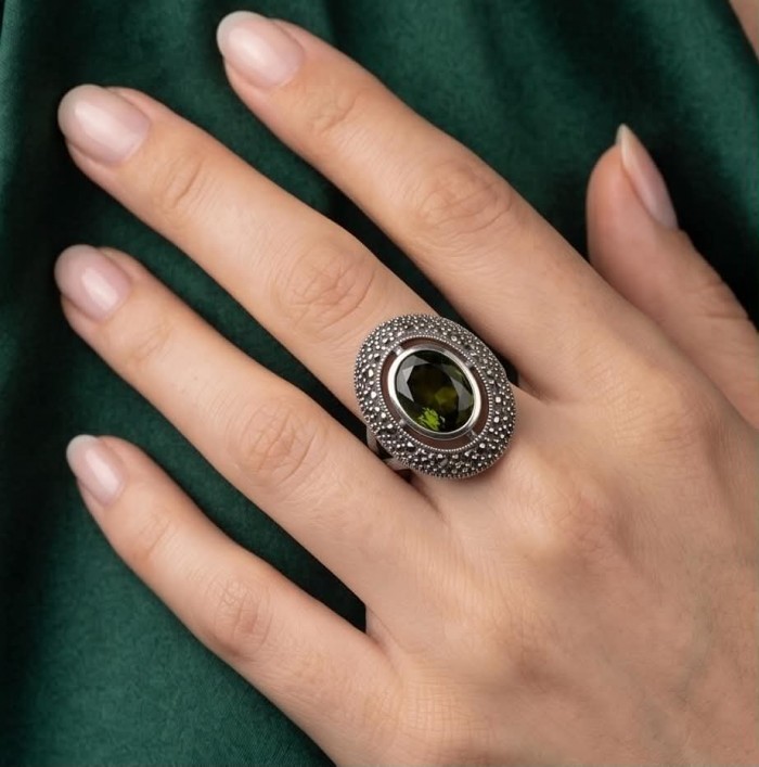 Spectaculat 7.2 carat Travorite Garnet .925 Sterling Silver Ring size 7 - Travorite garnet ring in sterling silver, worn on hand.