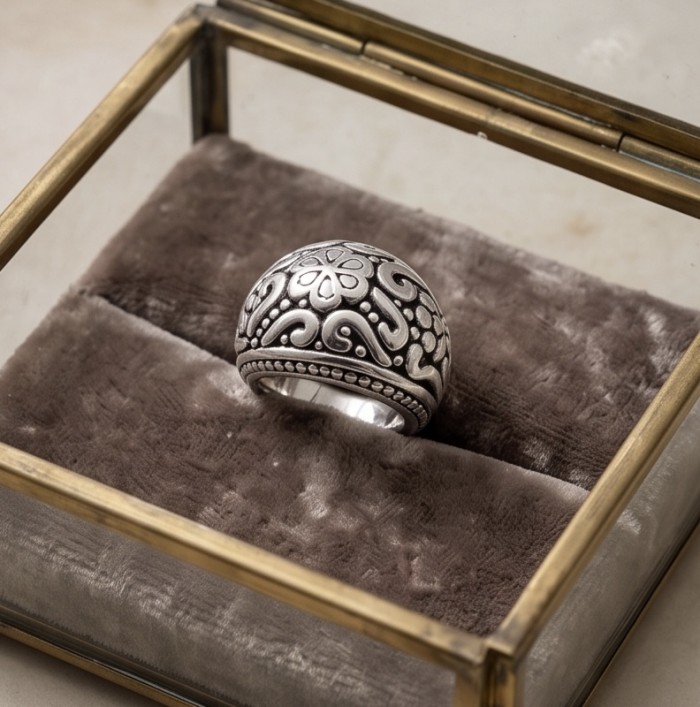 Mantra Solid Bali made .925 Sterling Silver ring size 6 - Intricate top view of Bali-made sterling silver ring in display box.
