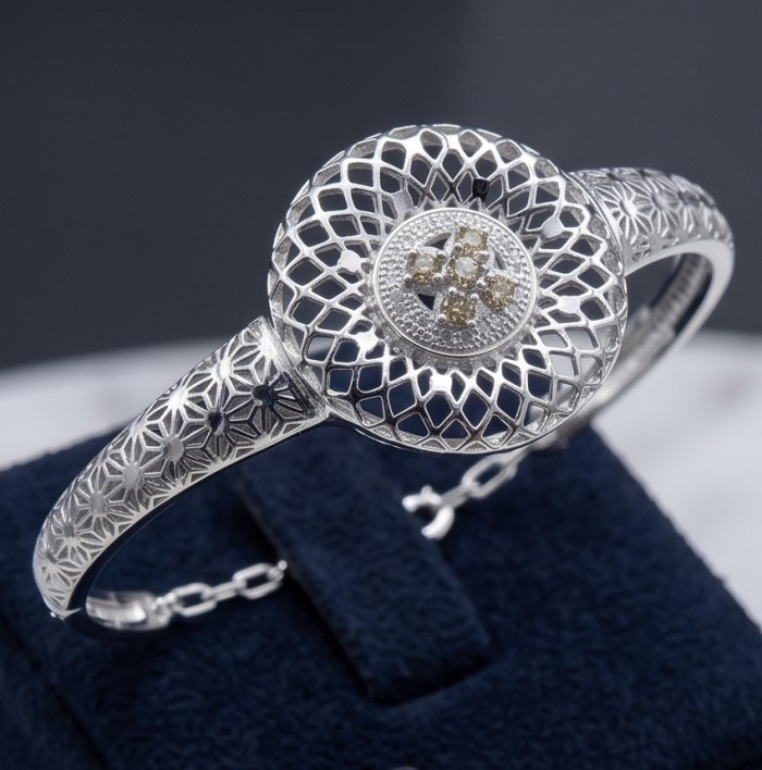 Casablanca - authentic 2.2 carat green Tourmaline .925 Sterling Silver Bracelet - Close-up of Casablanca bracelet showcasing detailed lattice design.