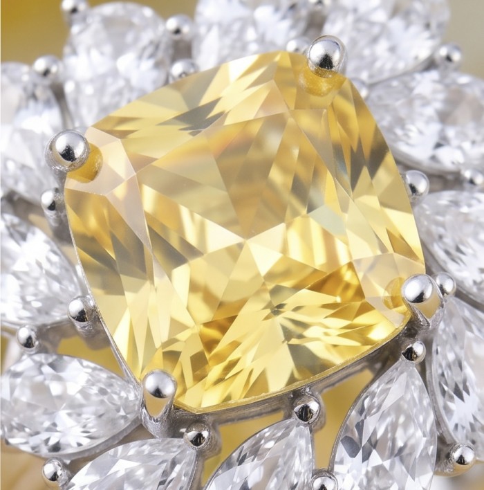 Art Deco - Luxurious asscher cut 7.9 carat Yellow Sapphire .925 Sterling Silver handcrafted Ring s. 8 1/4 - Close-up of asscher cut 7.9 carat yellow sapphire with white stones