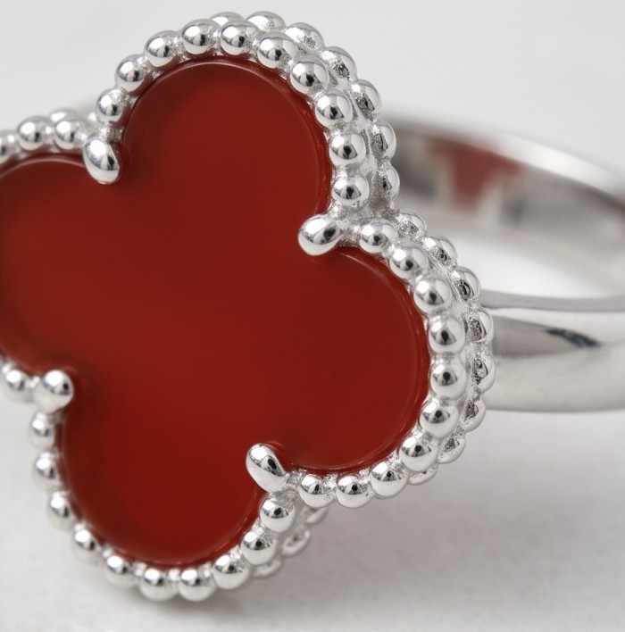A four-leaf clover Coral .925 Sterling Silver handcrafted ring s. 6 1/4 - Four-leaf clover Coral ring close-up in .925 Sterling Silver