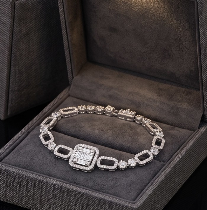 Art Deco - Luxurious natural 12.5 carat White Topaz .925 Sterling Silver Perfectly handcrafted bracelet - Top view of Art Deco white topaz bracelet in a display case